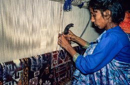 Agra;-Bangles;-Carpet;-Crafts;-Craftsman;-Craftsmanship;-Curved-blade;-Geometric-patterns;-Hand-knotted-carpet;-India;-Kaleidos;-Kaleidos-images;-La-parole-à-limage;-Labour;-Loom;-Sari;-Stories-Pictures;-Tarek-Charara;-Uttar-Pradesh;-Warp;-Weaving;-Woman;-Woman-weaver